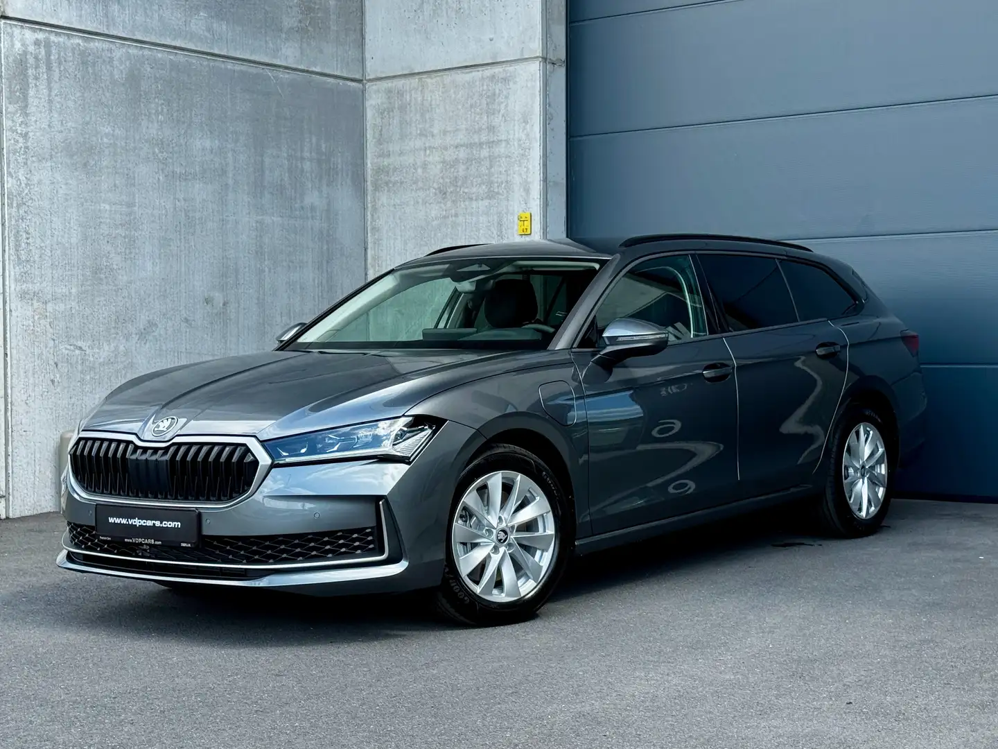 Skoda Superb Kombi 1.5 iV SELECT PLUG IN HYBRID LED MATRIX AHK Grijs - 2