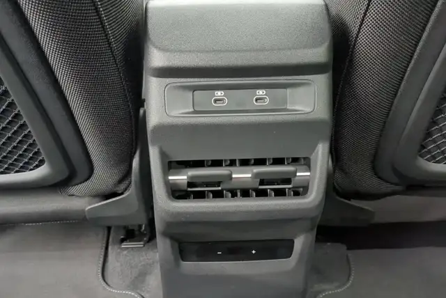Audi Q3 view 8