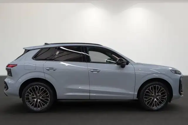 Audi Q3 view 5