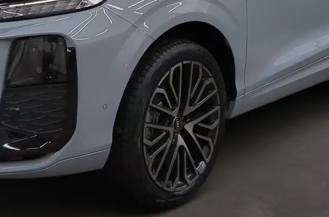 Audi Q3 view 4