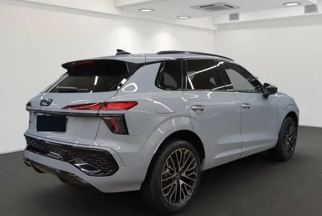 Audi Q3 view 12