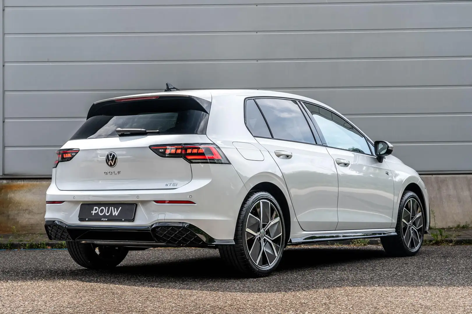 Volkswagen Golf 1.5 eTSI 116pk DSG R-Line Edition | Matrix LED | R Blanc - 2