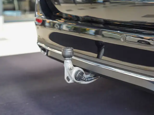 Mercedes-Benz C-Class view 4
