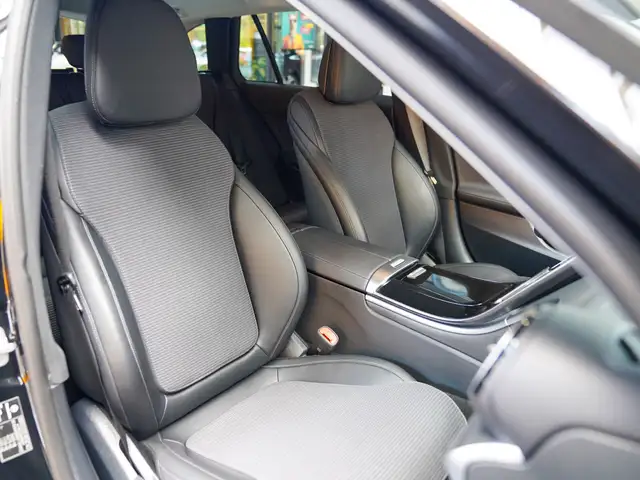 Mercedes-Benz C-Class view 7
