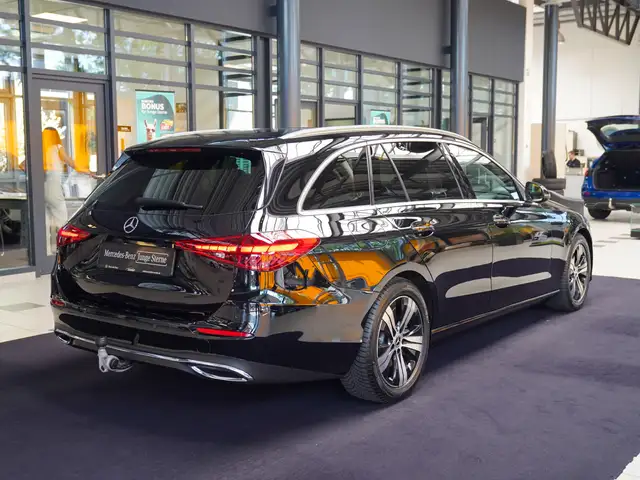 Mercedes-Benz C-Class view 3