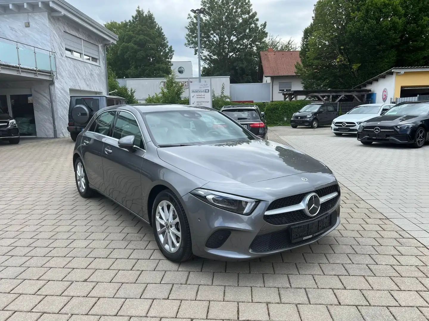Mercedes-Benz A 200 *MBUX*Distr.Navi*Mulitbeam*RCAM*AHK Grau - 2