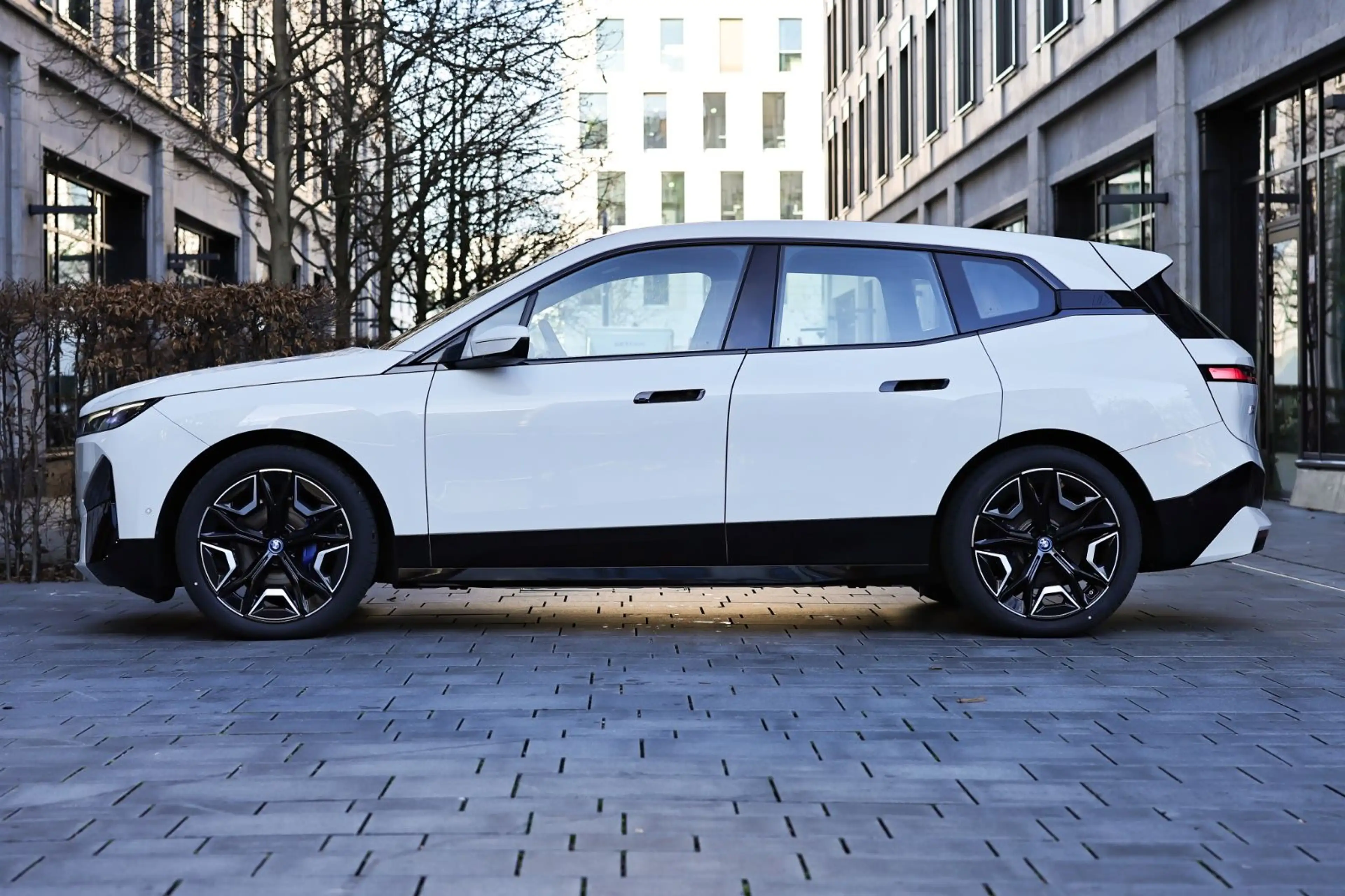 BMW iX 40 | xDrive Sport | Panorama | 22" Felgen — photo 2