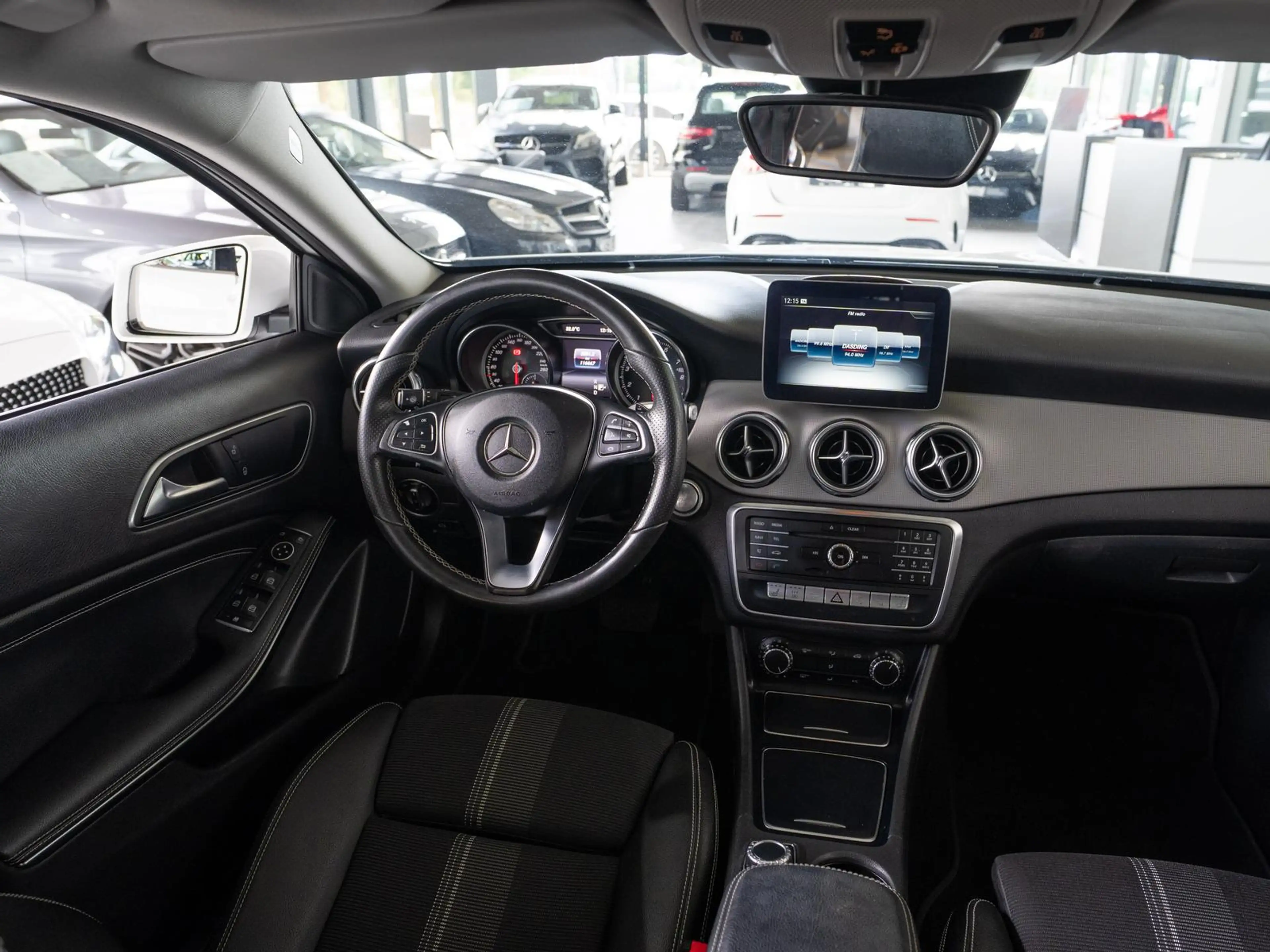 Mercedes-Benz GLA 180 GLA 180 (156.942) 1.6 KAT — photo 15