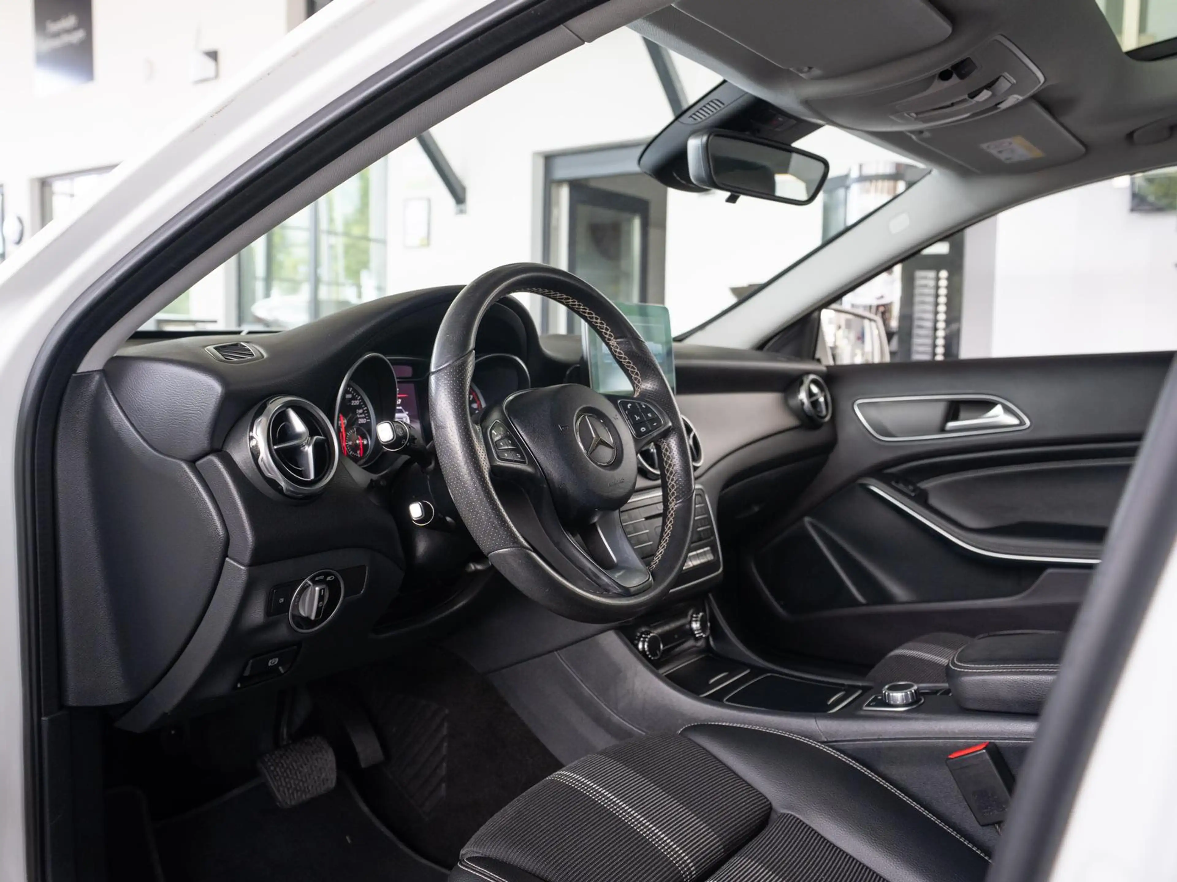 Mercedes-Benz GLA 180 GLA 180 (156.942) 1.6 KAT — photo 14