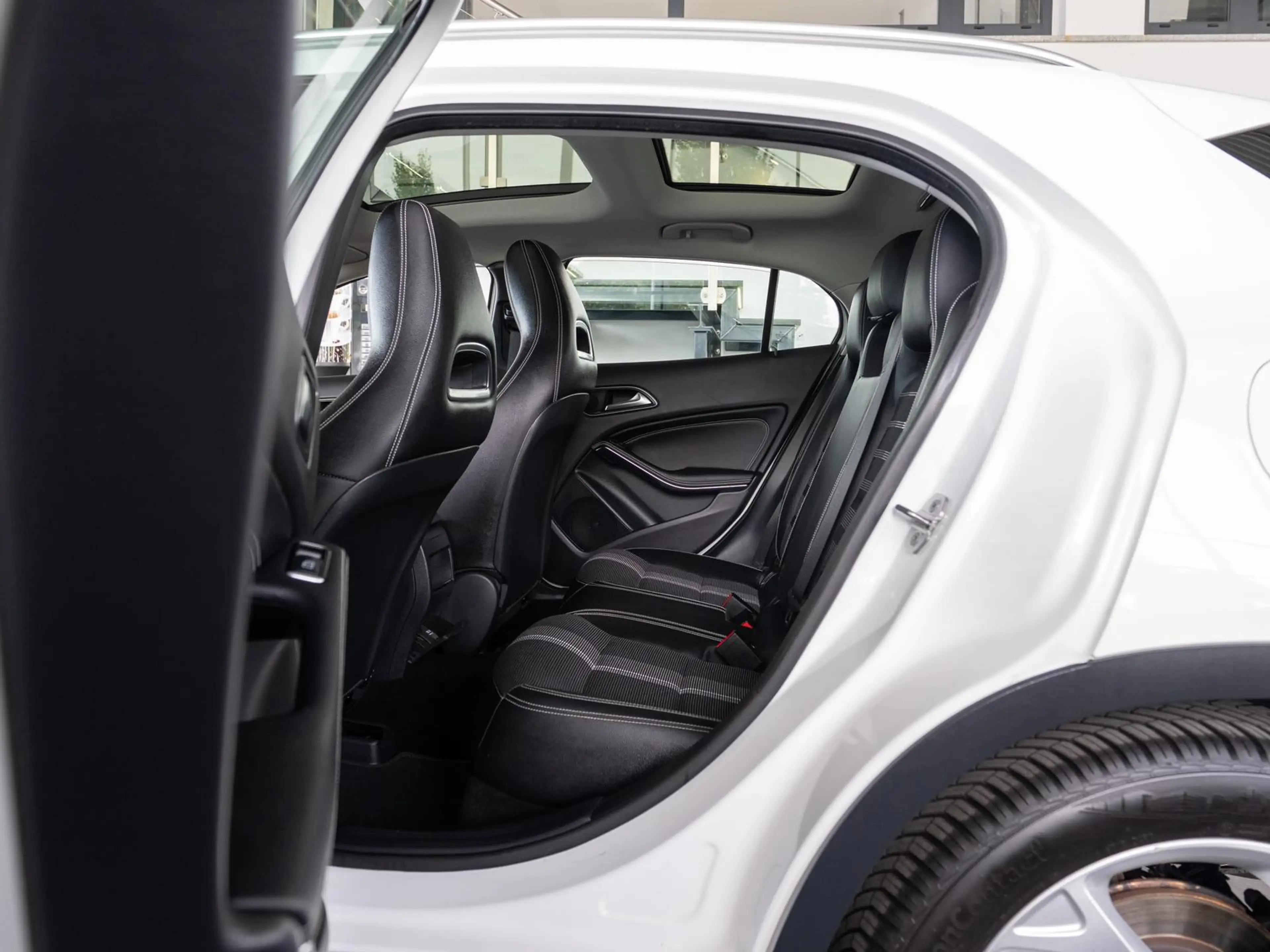 Mercedes-Benz GLA 180 GLA 180 (156.942) 1.6 KAT — photo 10