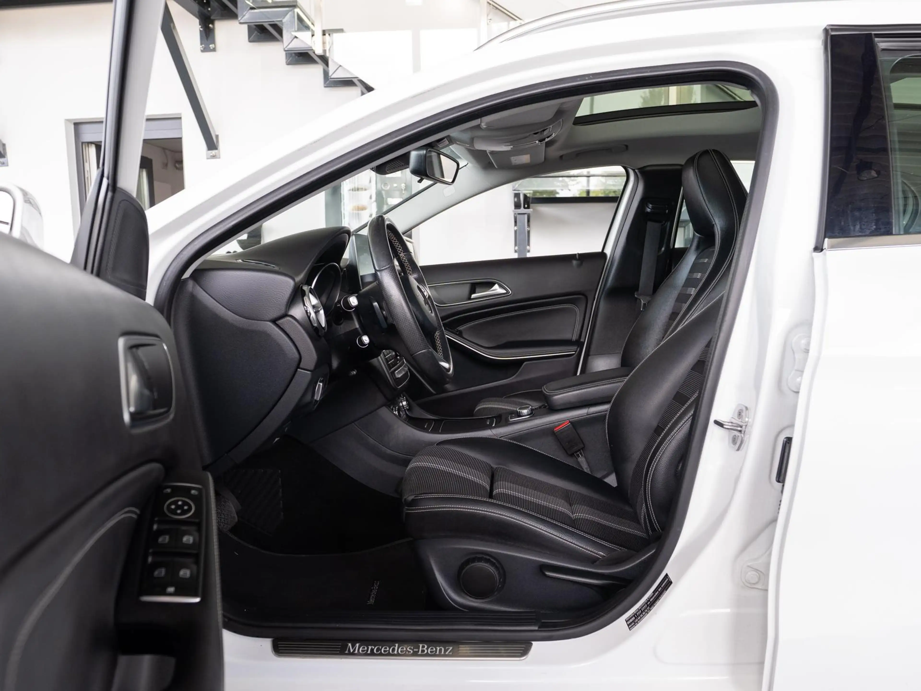 Mercedes-Benz GLA 180 GLA 180 (156.942) 1.6 KAT — photo 9
