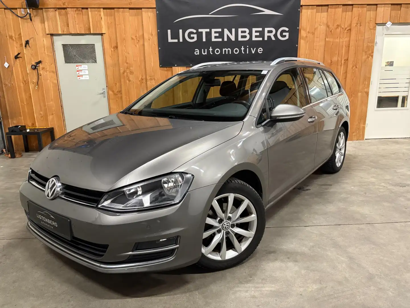 Volkswagen Golf Variant 1.4 TSI Business Edition Connected Grijs - 1