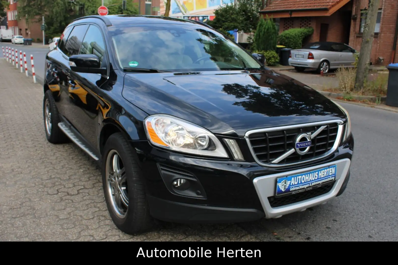 Volvo XC60 2.4 D *Momentum AWD*AUTOMATIK*NAVI*AHK* Noir - 1
