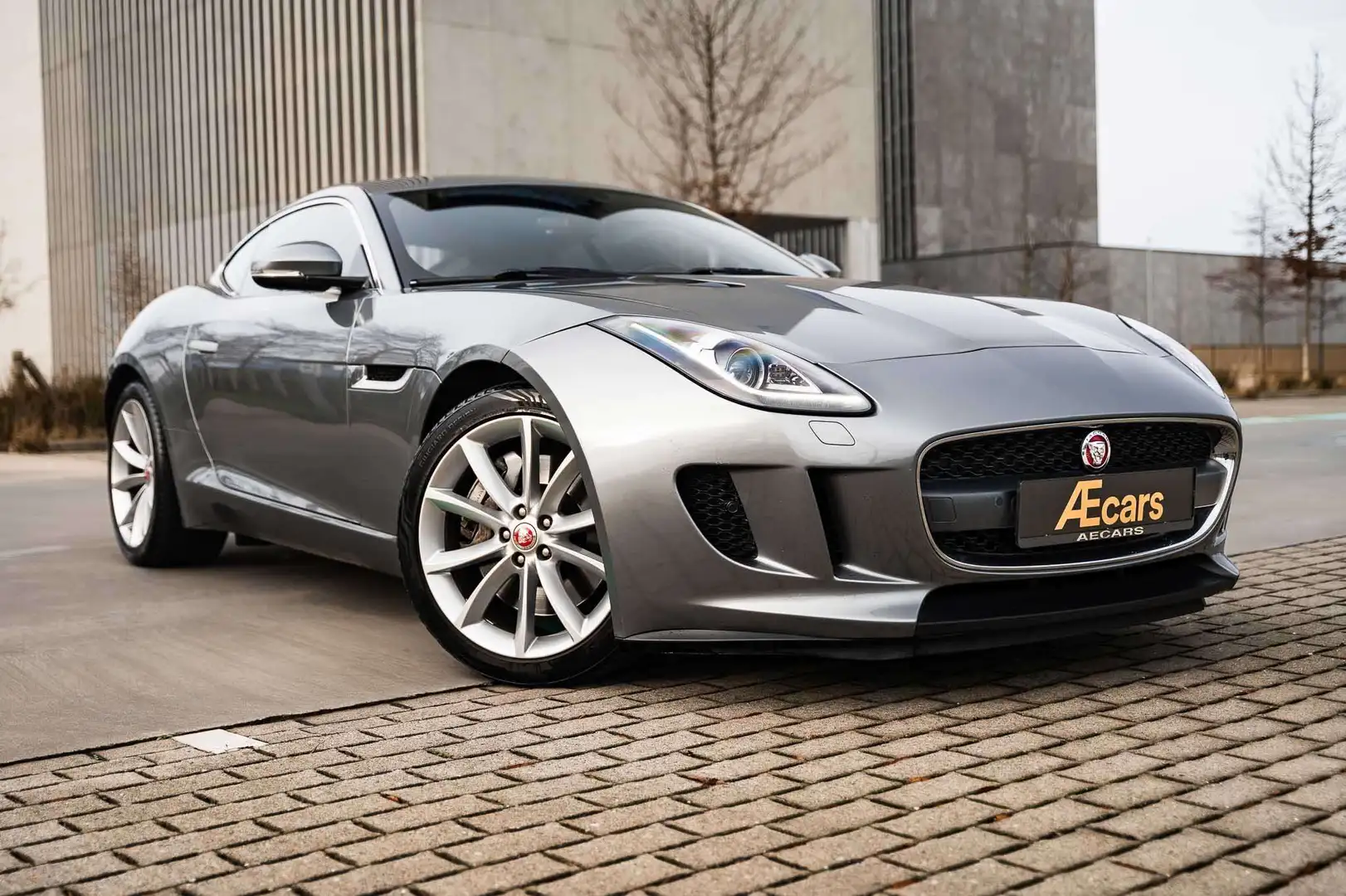 Jaguar F-Type / COUPÉ / 3.0 - V6 / LUNAR GEY / BELGIAN CAR Silber - 1