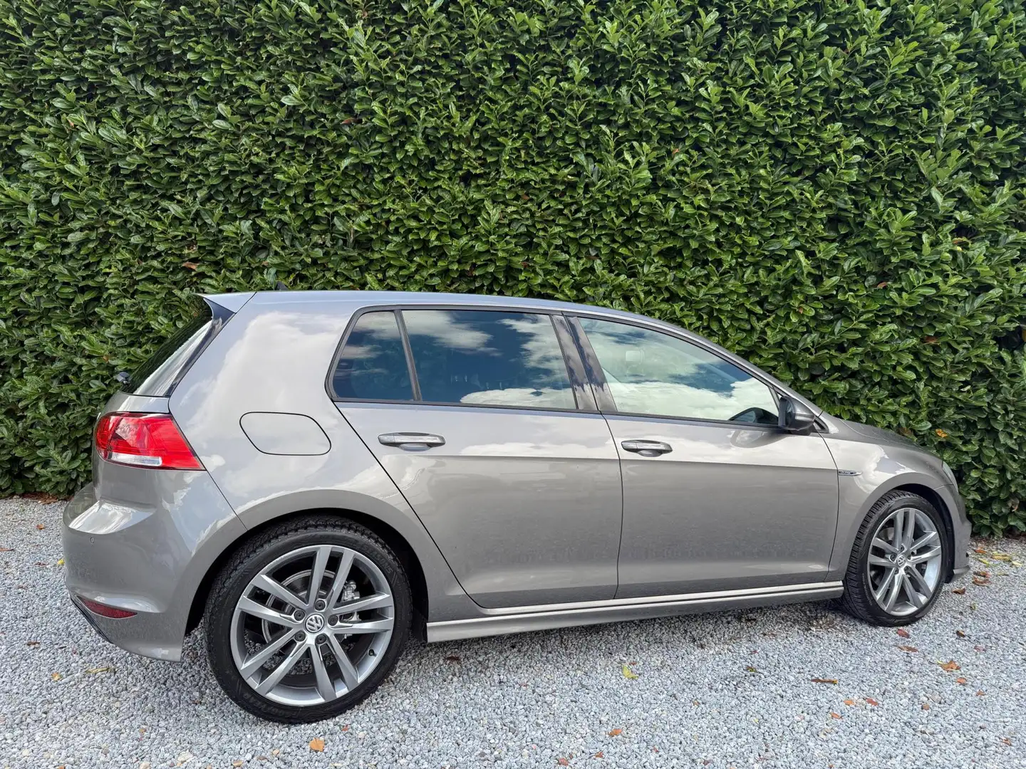 Volkswagen Golf 1.4 TSI R-LINE AUT | NWE APK | NAVI | CAMERA Grijs - 2