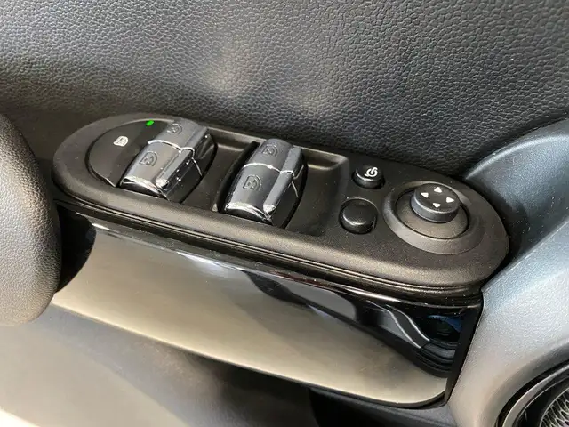 Mini Hatch view 14