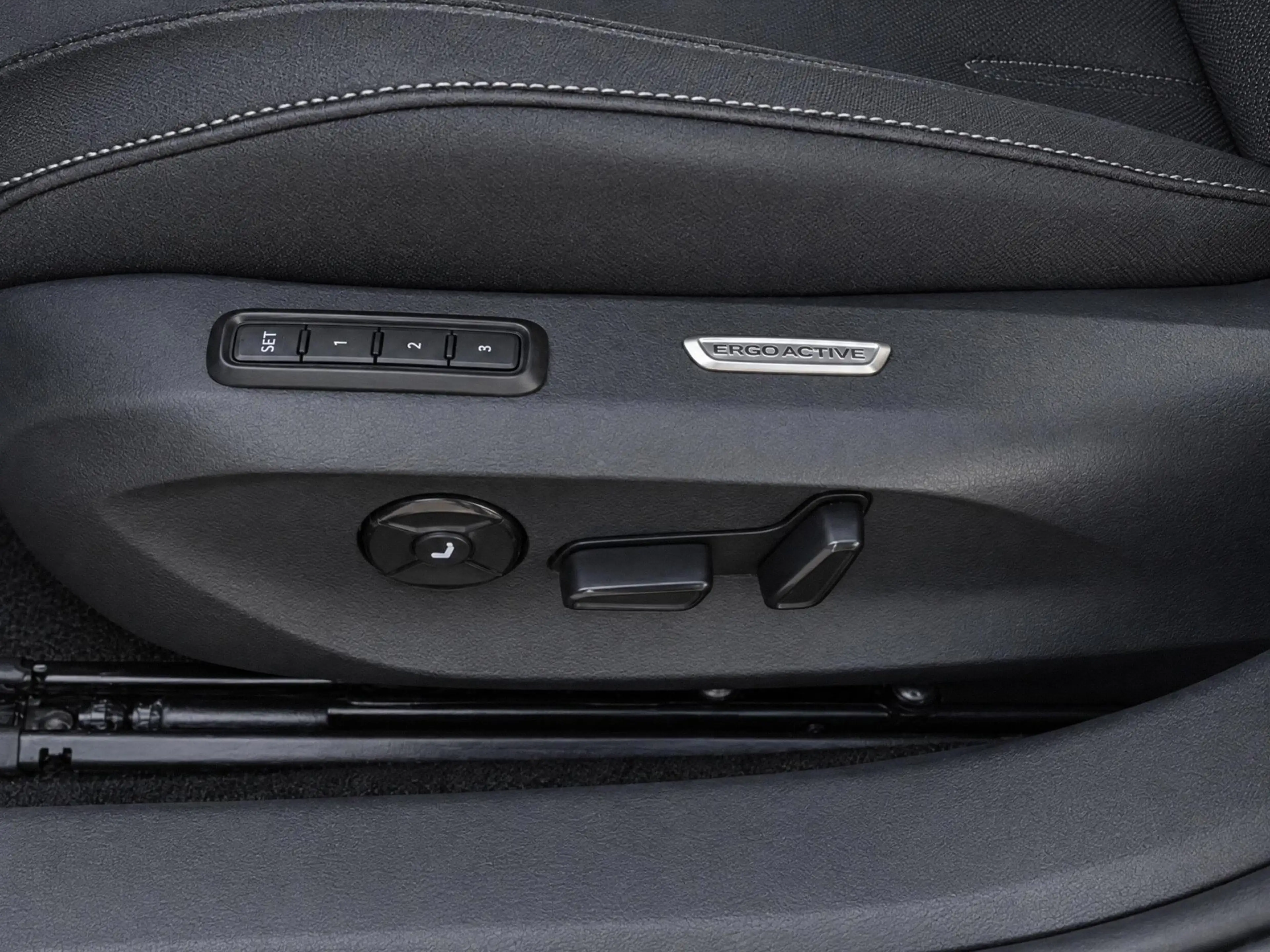 Volkswagen Passat Variant 1.5eHybrid 272PK R-Line Black Style Plus · Leder · — photo 15