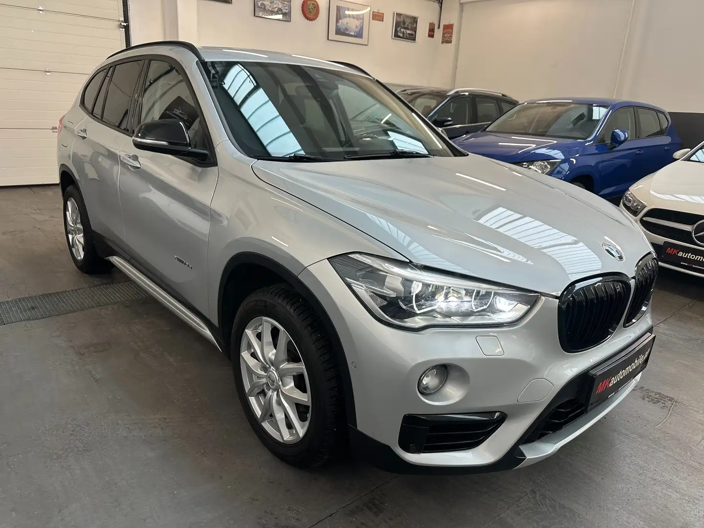 BMW X1 xDrive18d Sport Line Aut. ALLRAD Grau - 1