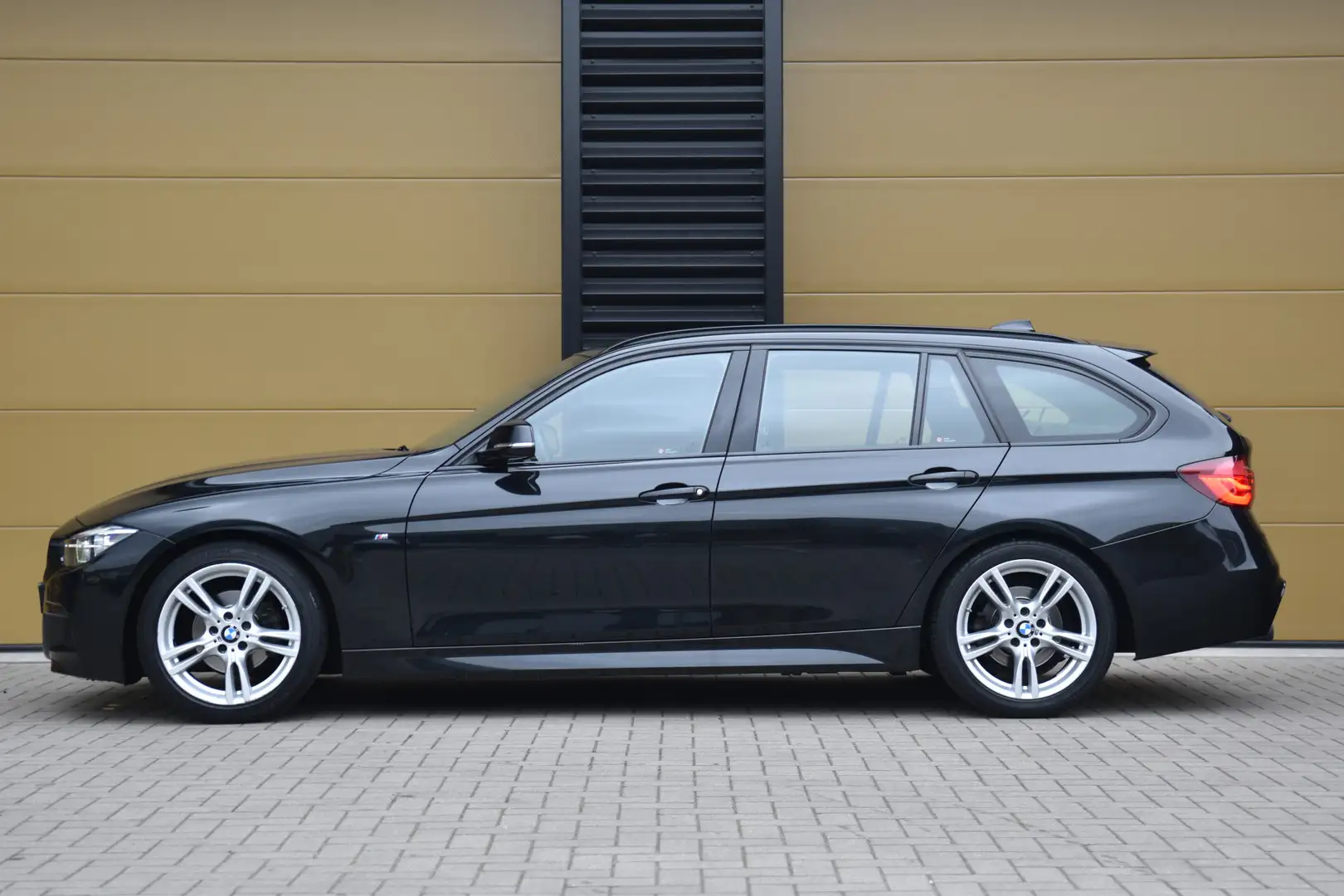 BMW 318 3-serie Touring 318i M Sport Edition * M Sportpakk Noir - 2