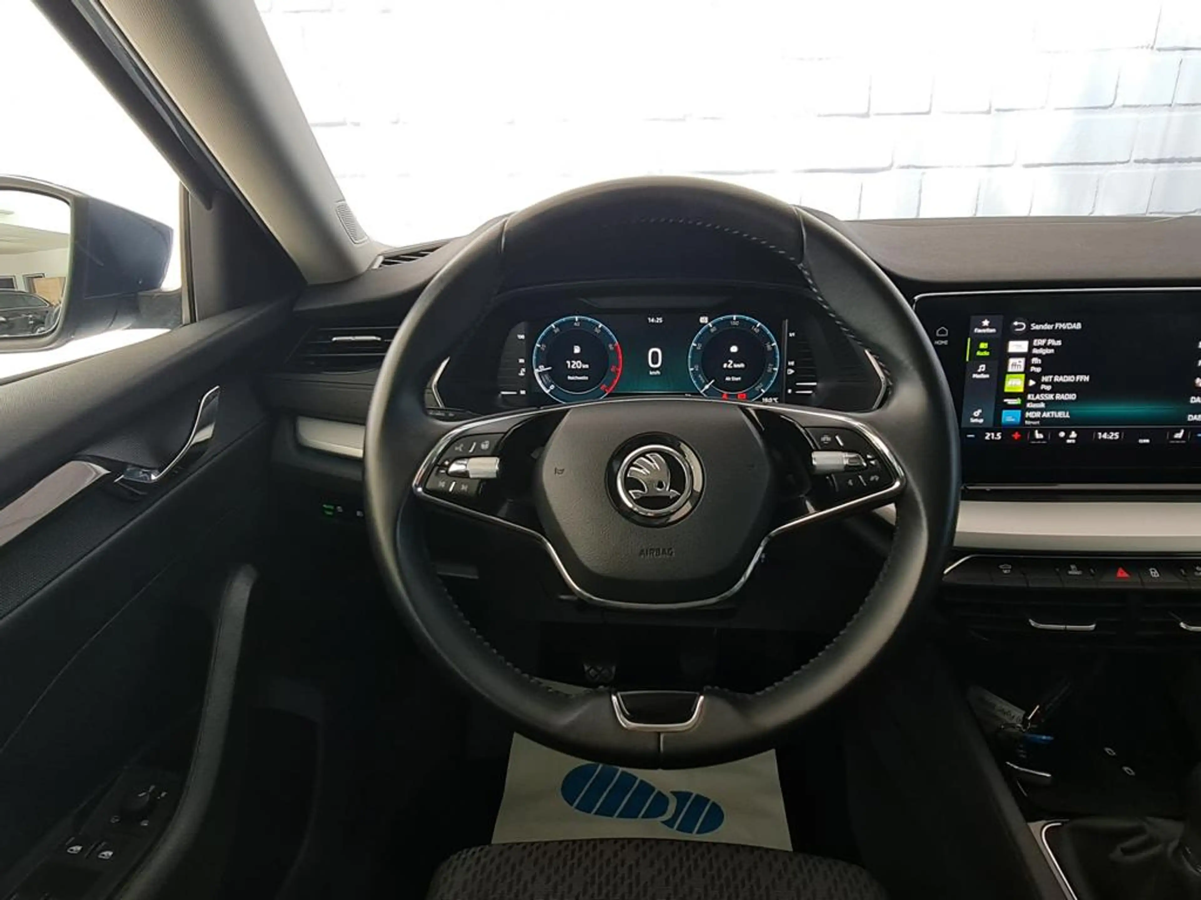 Skoda Octavia Clever, Navi, Kamera, LED, Frontscheibenheizung, unfallffrei — photo 12