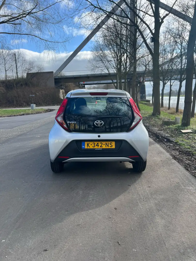 Toyota Aygo 1.0 VVT-i x-fun Grijs - 2