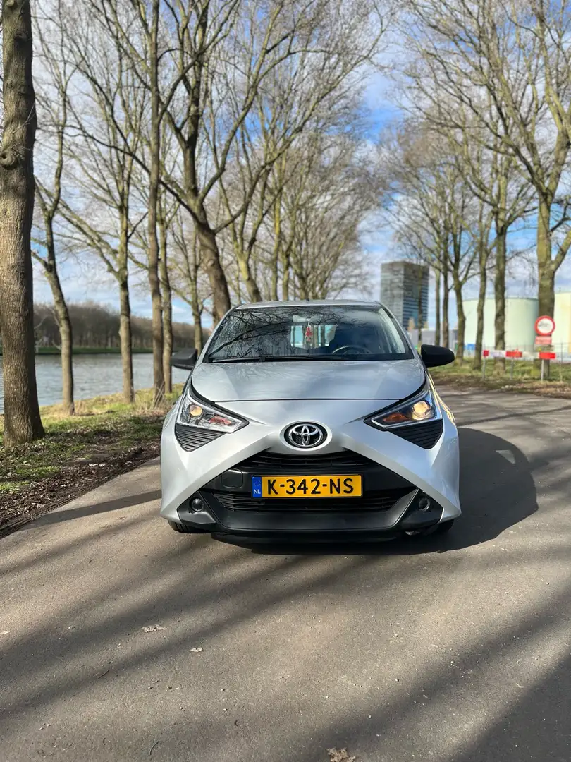 Toyota Aygo 1.0 VVT-i x-fun Grijs - 1