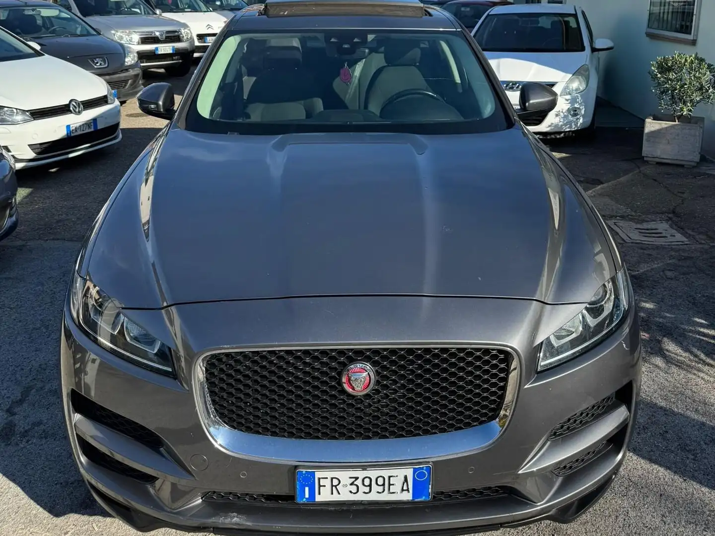 Jaguar F-Pace F-Pace 2015 2.0d i4 Portfolio 180cv auto my19 Grau - 2