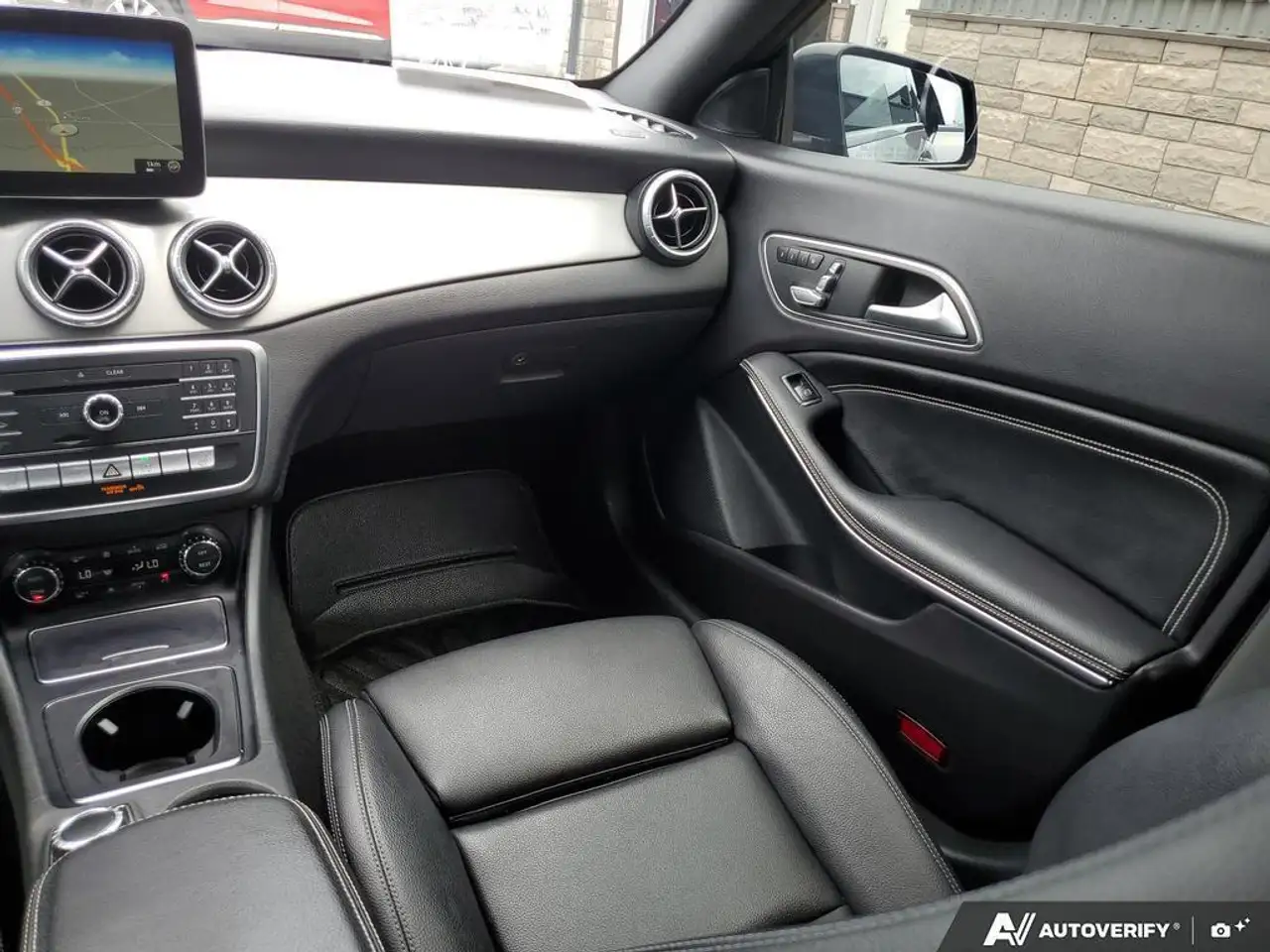 Mercedes-Benz CLA снимка Mercedes-Benz CLA