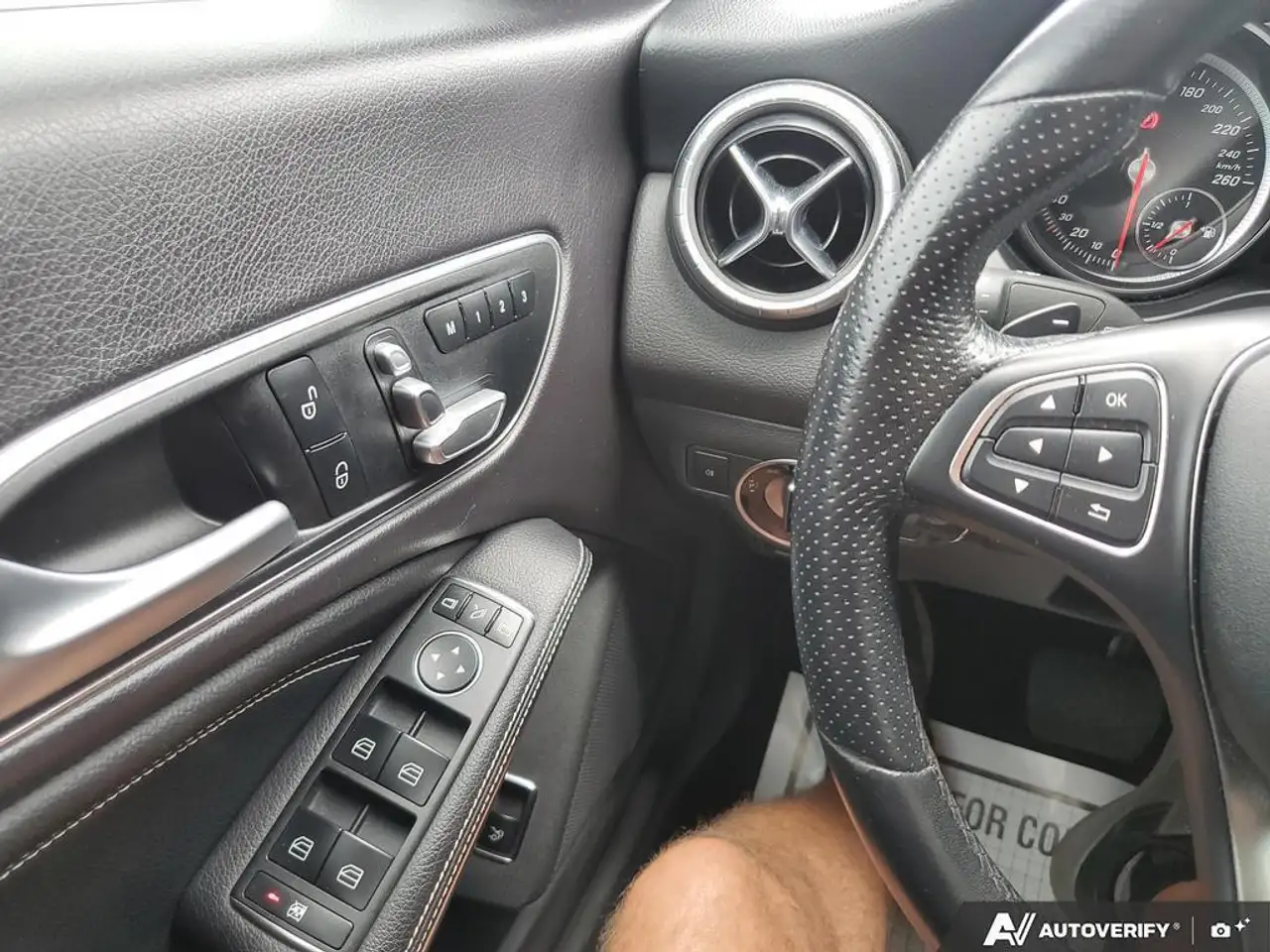 Mercedes-Benz CLA снимка Mercedes-Benz CLA