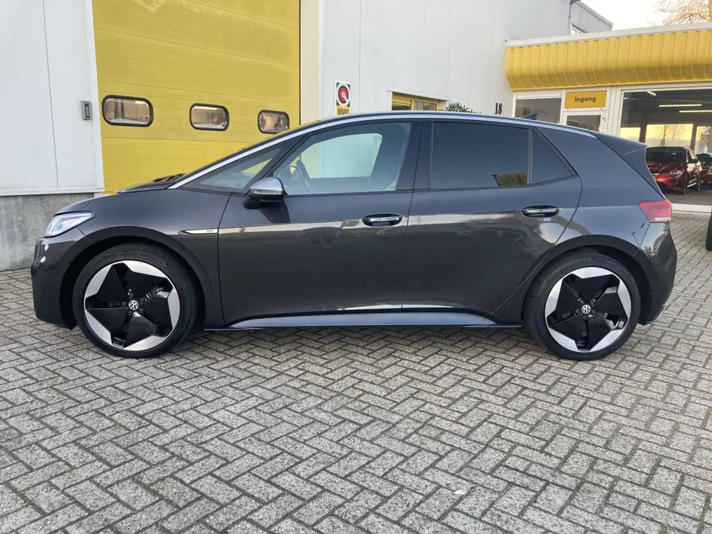 Volkswagen ID.3 First Max 58 kWh SOH 90% Panoramadak Grijs - 2