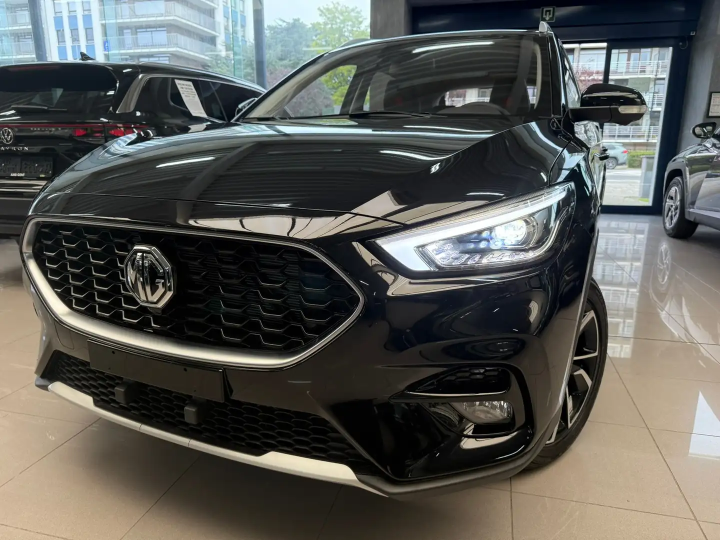 MG ZS 1.5i LUXURY+GPS/LEDER/360 CAM/LED/VERW.ZETELS Zwart - 1
