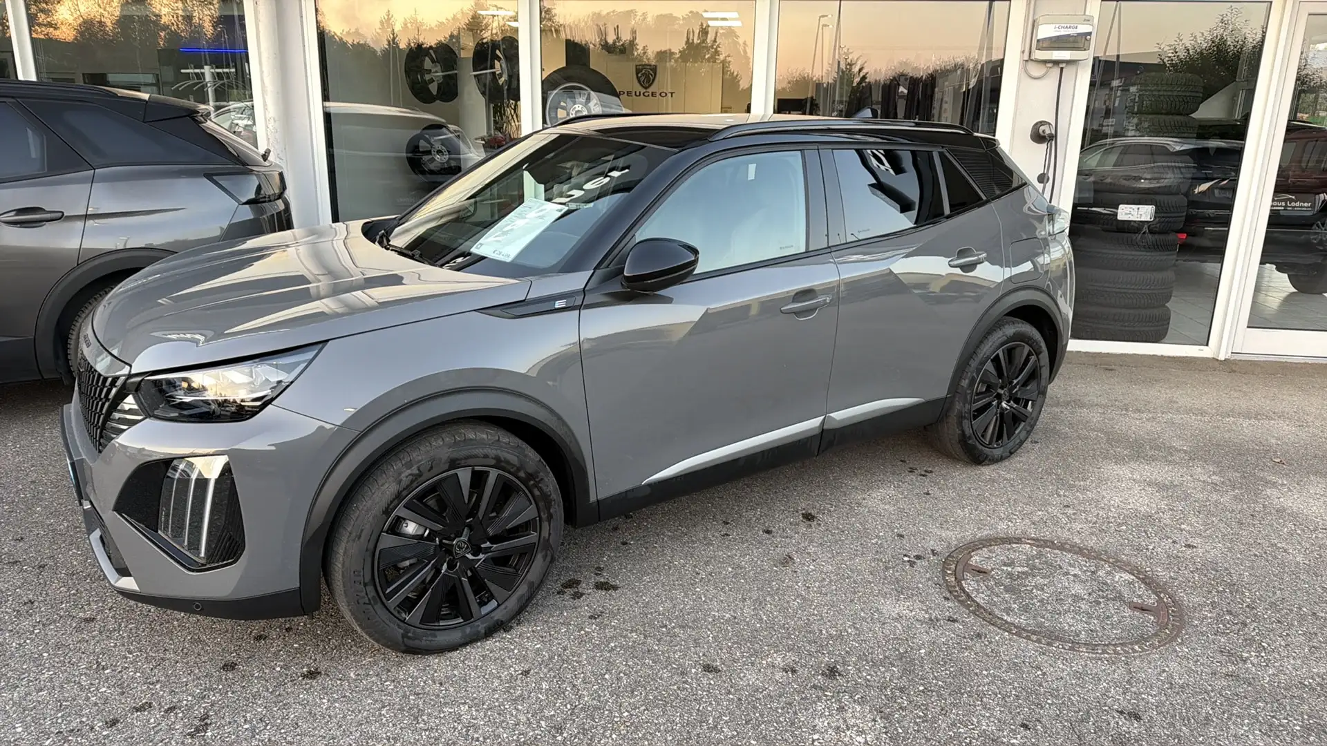 Peugeot 2008 e-2008 54kWh GT Grau - 1