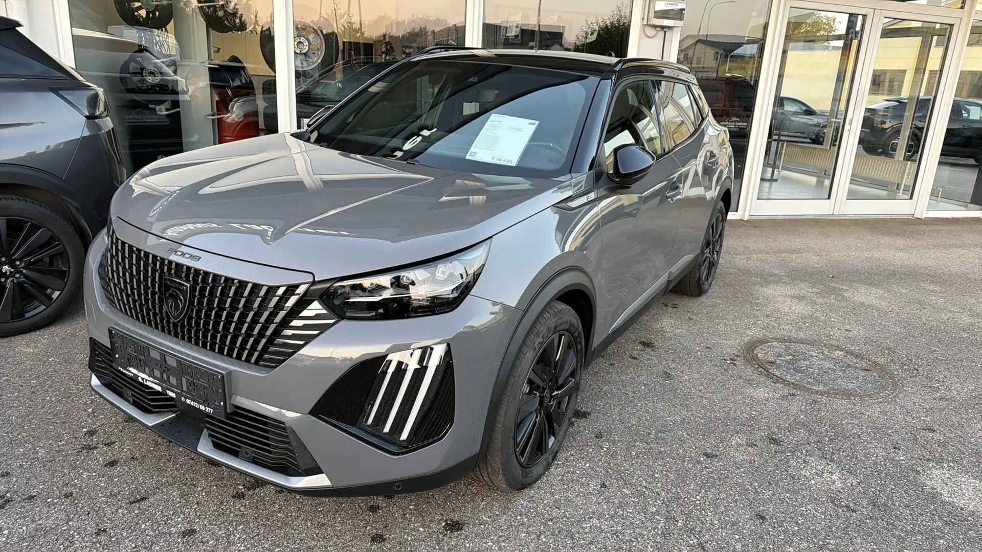 Peugeot 2008 e-2008 54kWh GT Grau - 2