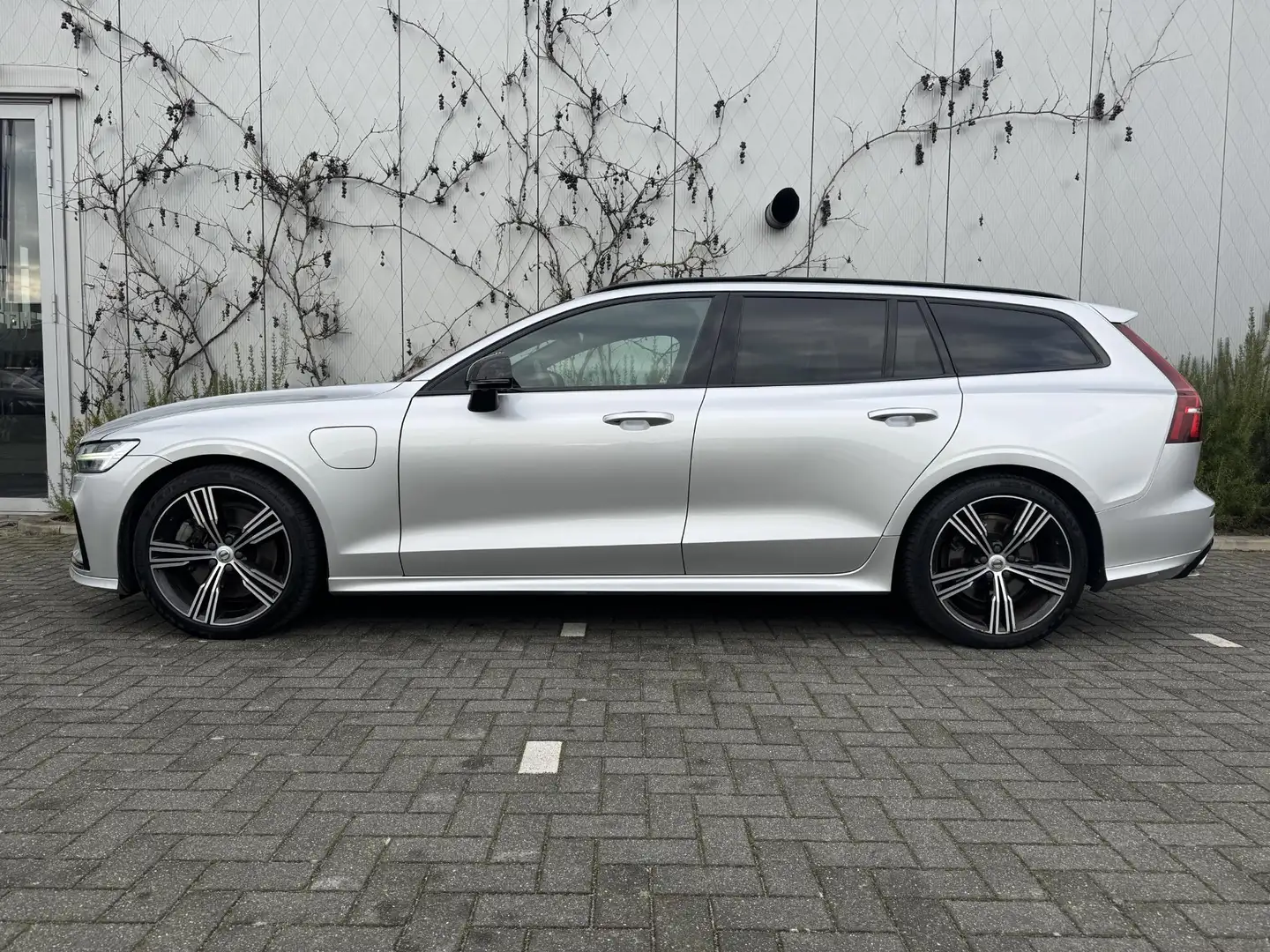 Volvo V60 2.0 T8 Twin Engine AWD R-Design | Adaptieve Cruise Gris - 2