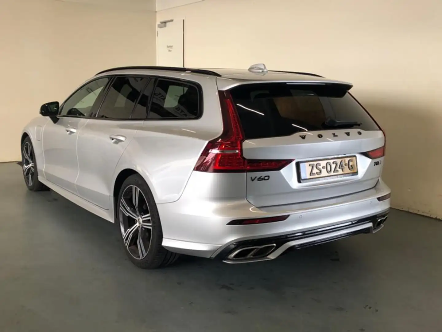 Volvo V60 2.0 T8 Twin Engine AWD R-Design | Adaptieve Cruise Gris - 2