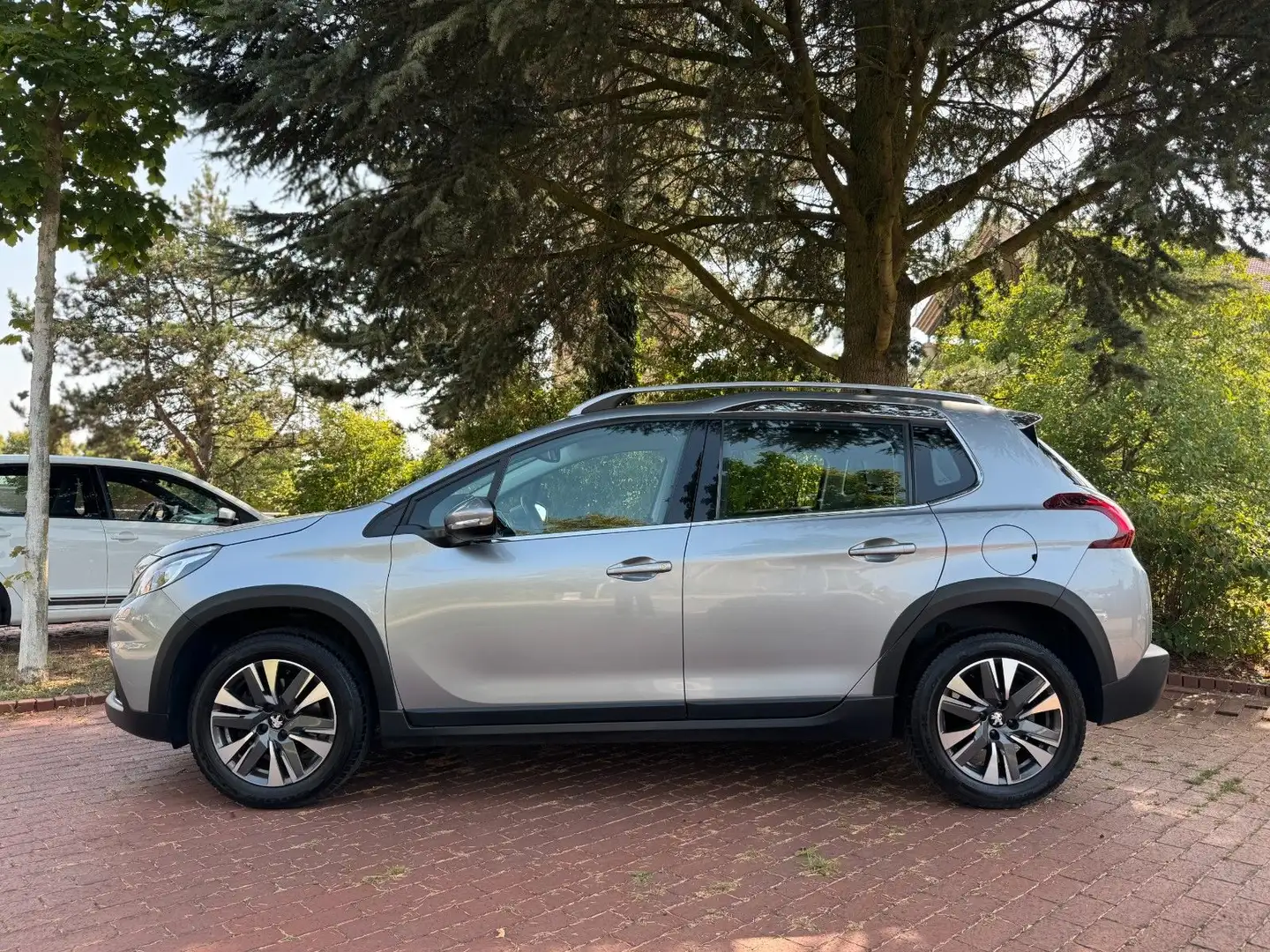 Peugeot 2008 Allure|Panorama|LED TFL|Navi|Touch|Kamera! Gris - 2