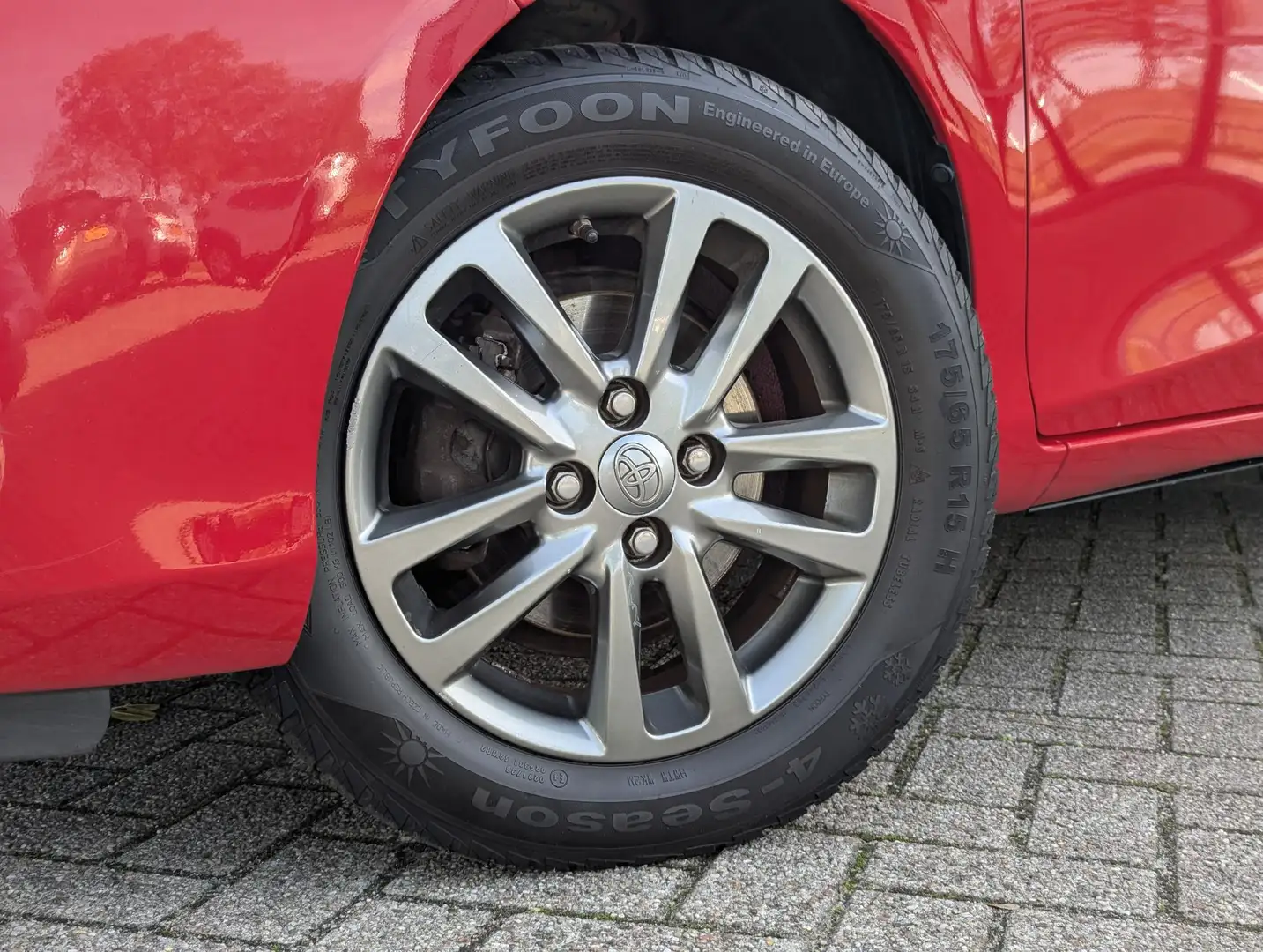 Toyota Yaris 1.0 VVT-i Aspiration | Elek. ramen | Airco | 15" l Rood - 2