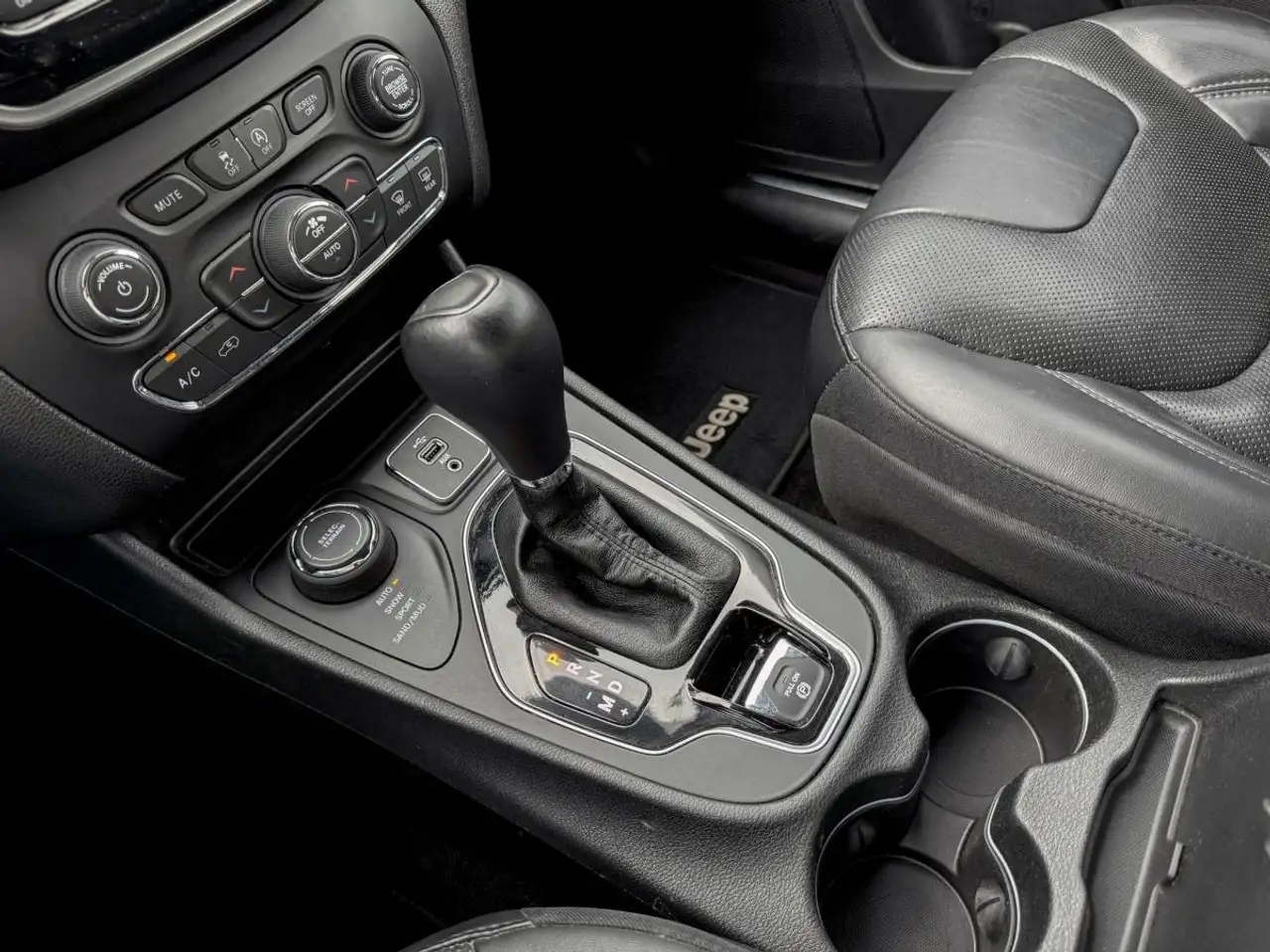 Jeep Cherokee снимка Jeep Cherokee
