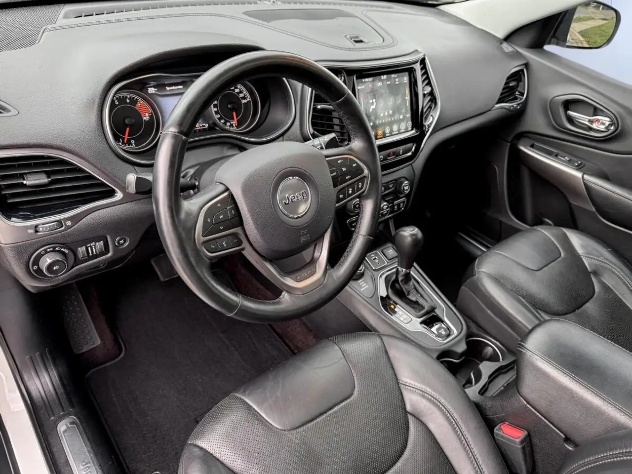 Jeep Cherokee снимка Jeep Cherokee