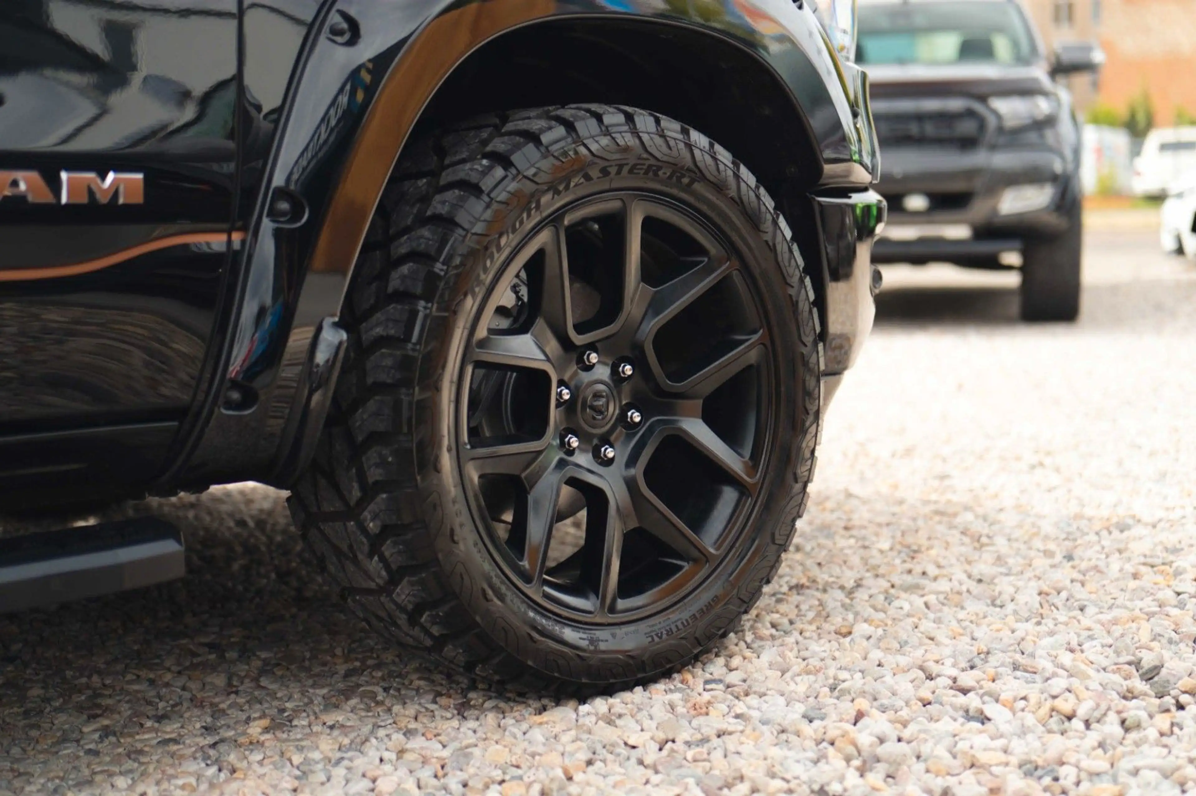 Dodge RAM 5.7 V8 HEMI 4x4 Night LARAMIE LONGBED 19% — photo 6
