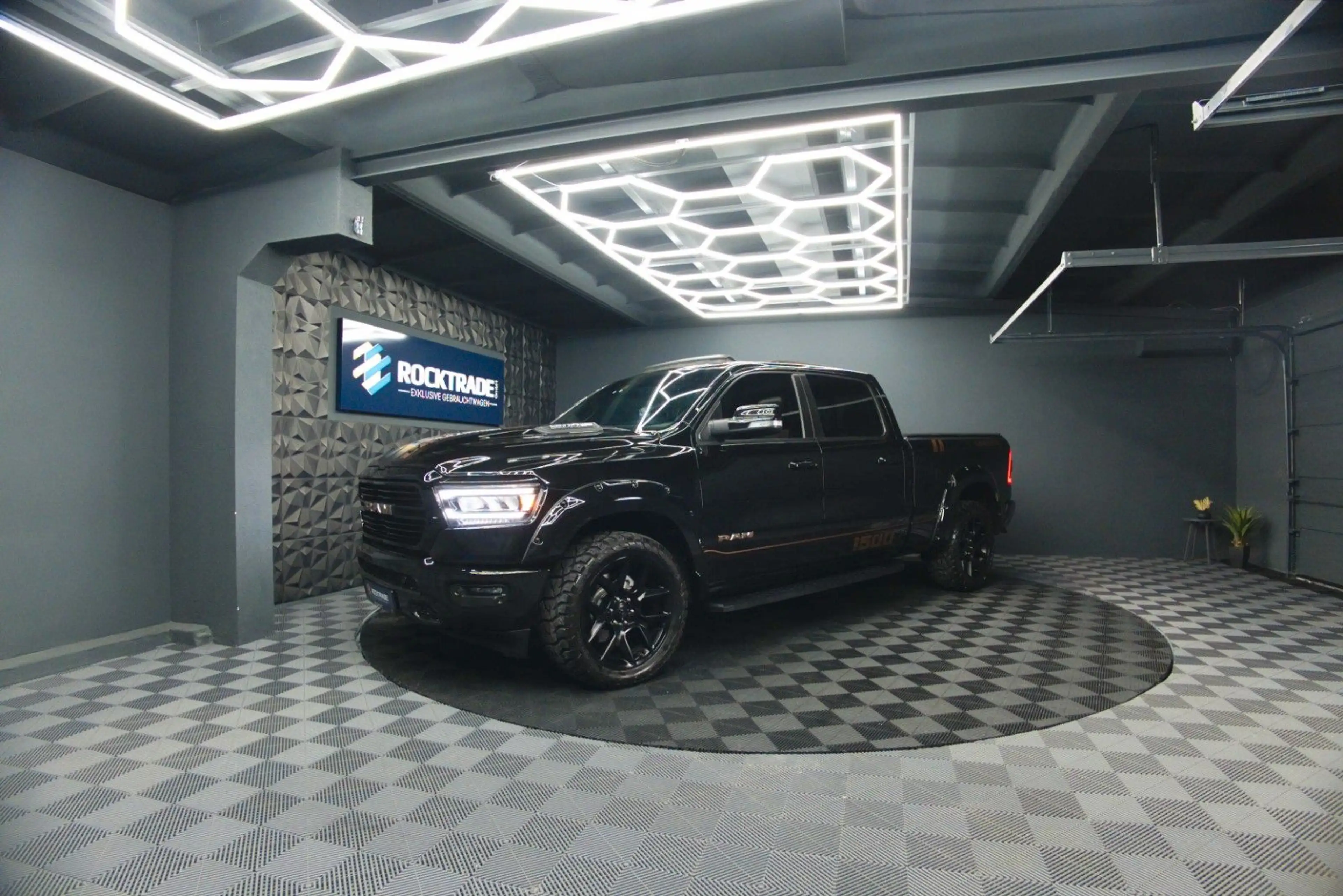 Dodge RAM 5.7 V8 HEMI 4x4 Night LARAMIE LONGBED 19% — photo 11