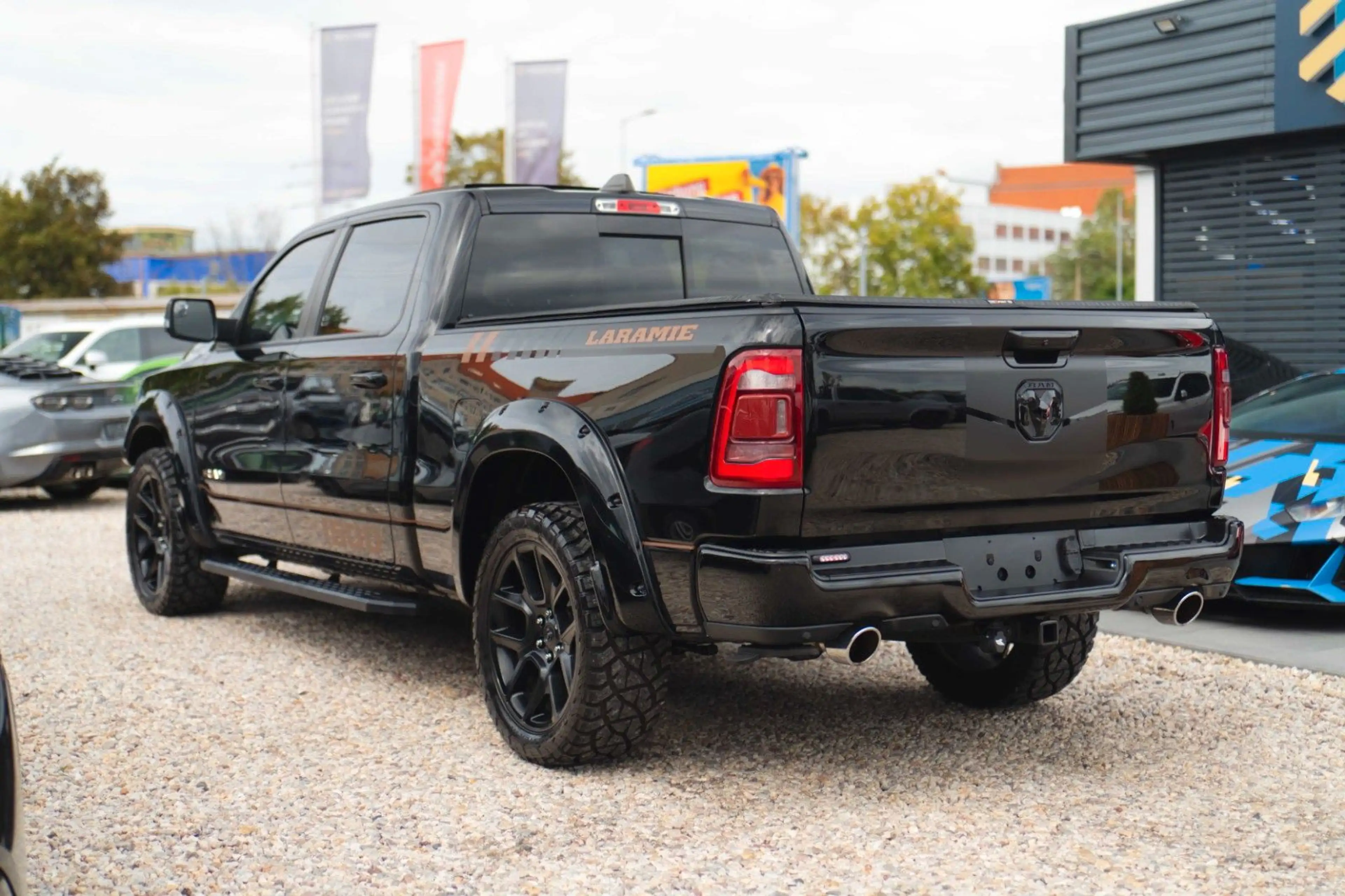 Dodge RAM 5.7 V8 HEMI 4x4 Night LARAMIE LONGBED 19% — photo 8