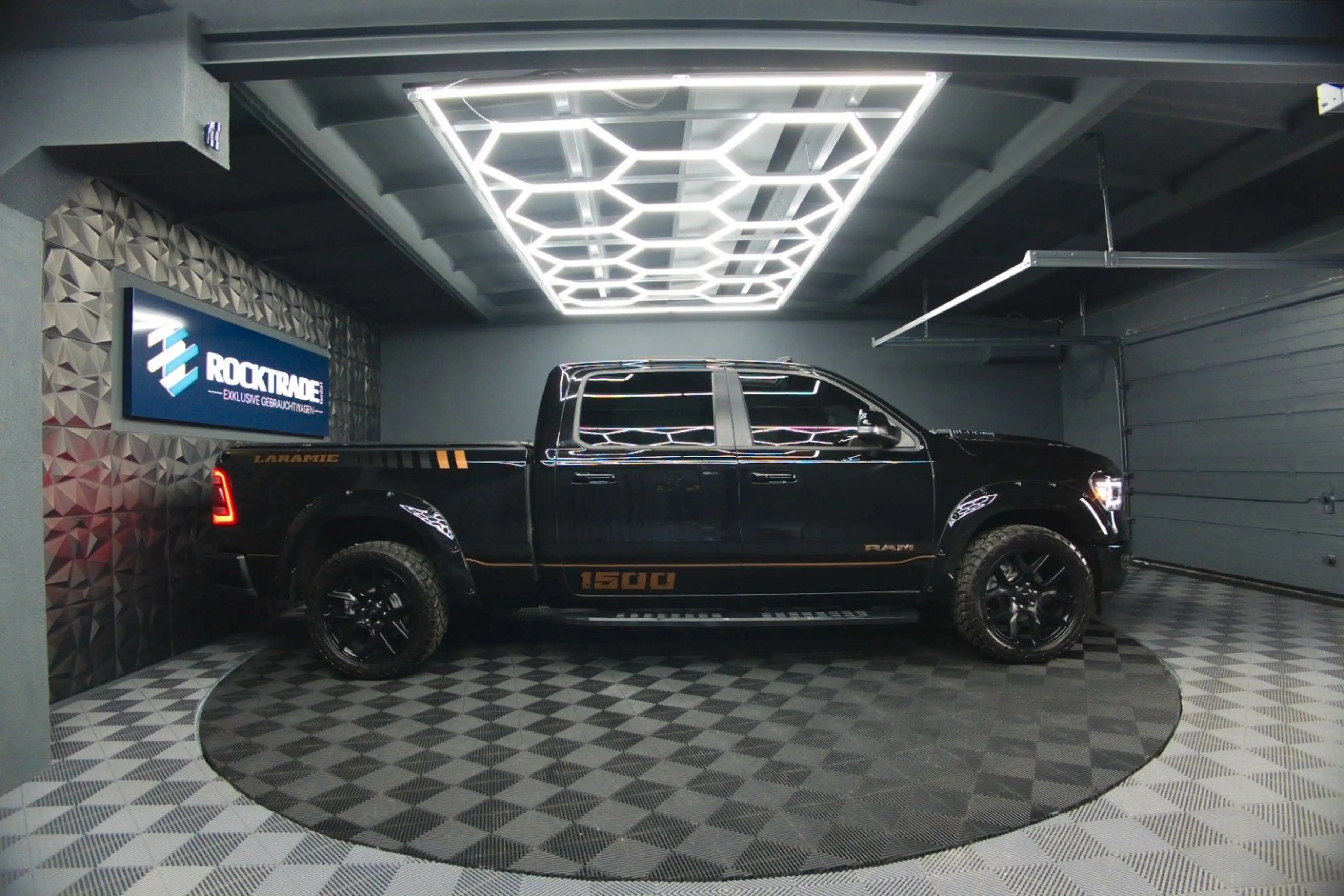 Dodge RAM 5.7 V8 HEMI 4x4 Night LARAMIE LONGBED 19% — photo 15