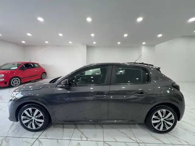Peugeot 208 view 3