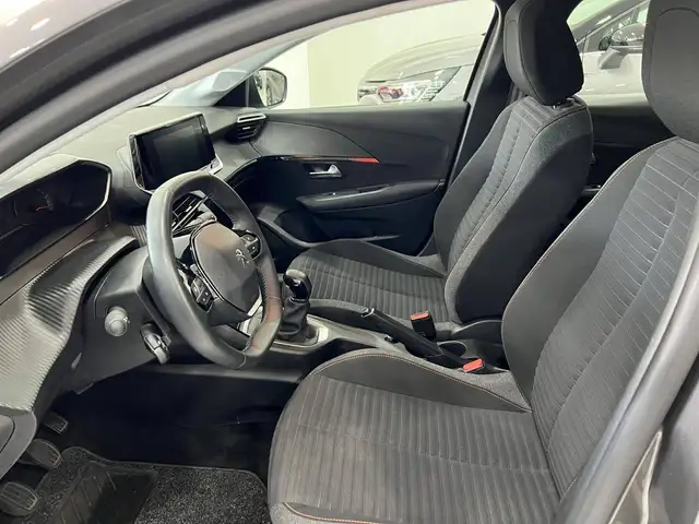 Peugeot 208 view 11