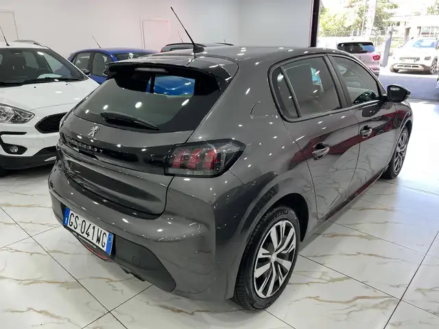 Peugeot 208 view 6