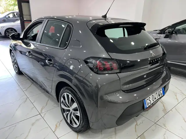 Peugeot 208 view 4