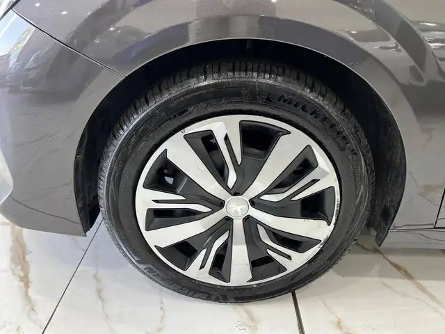Peugeot 208 view 9