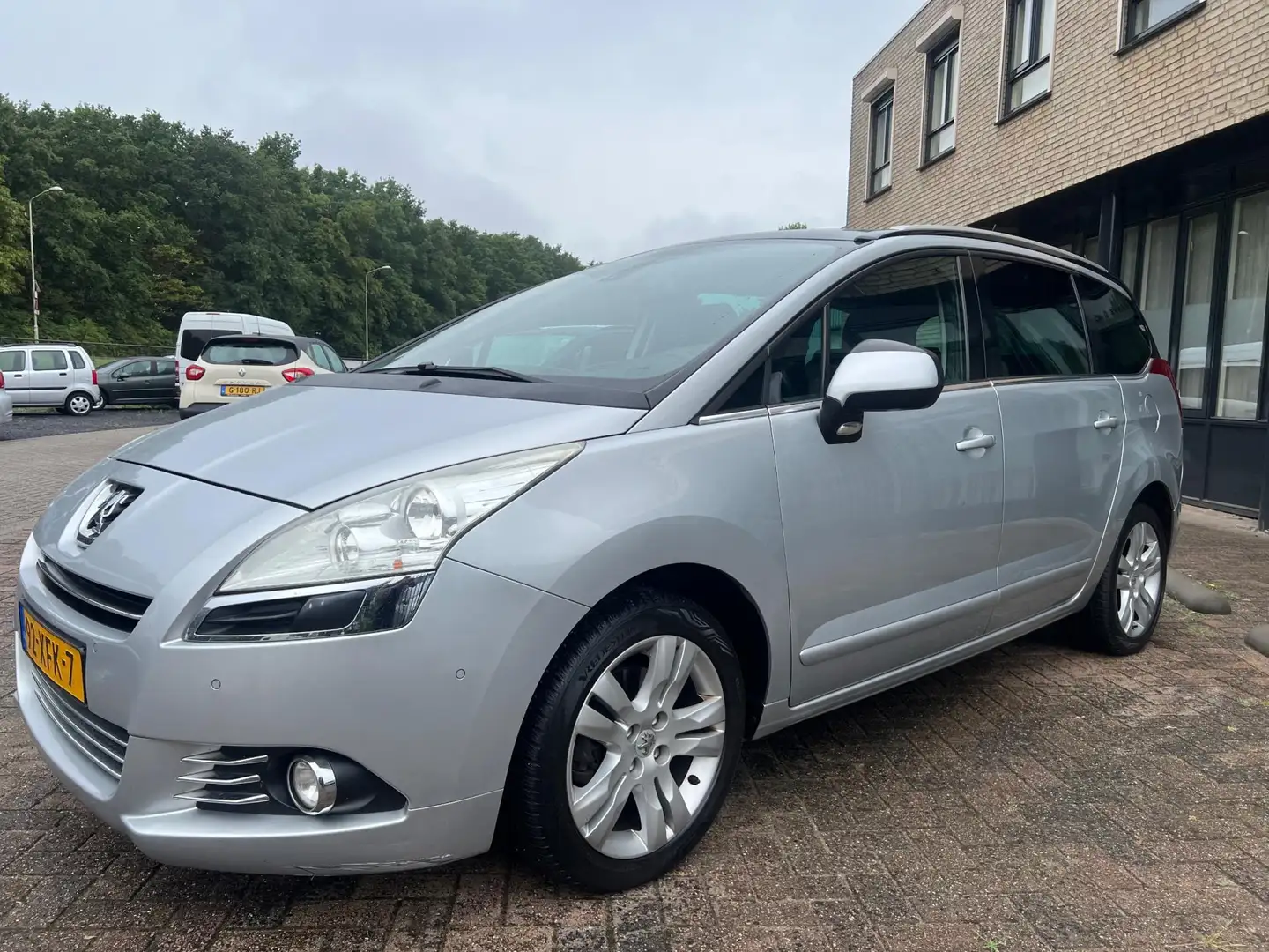 Peugeot 5008 1.6 THP GT 5p.Head Up display Airco Cruise Trekhaa Gris - 2