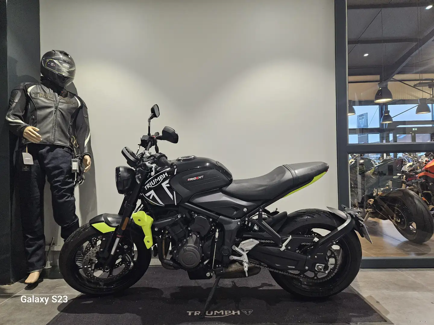 Triumph Trident 660 Negro - 1